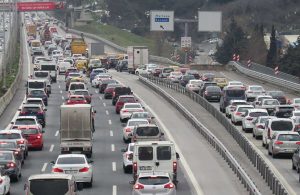 Yağmur İstanbul’da trafiği kilitledi!