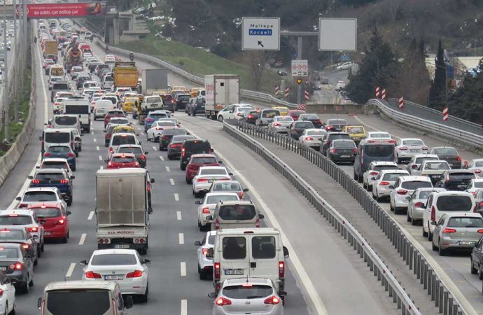 56 saatlik kısıtlama öncesi İstanbul’da trafik yoğunluğu