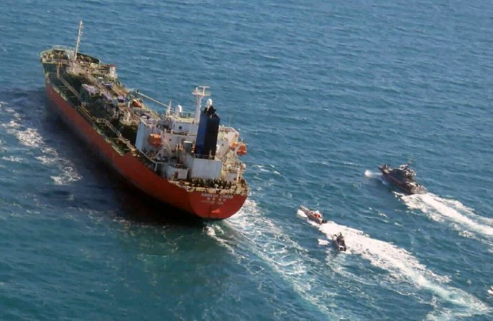 Kerç Boğazı’nda mürettebatı zehirlenen Türk gemisi, kıyıya çekiliyor