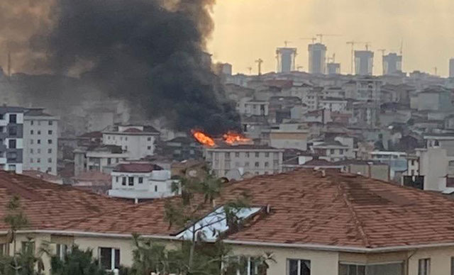 Ümraniye’de bir binanın çatısı alev alev yandı