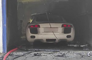 Tamirhanede yangın çıktı, lüks otomobil zarar gördü