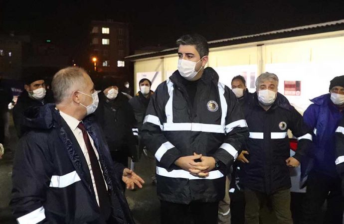 Başkan Gökhan Yüksel, karla mücadele ekiplerinin yoğun mesaisine katıldı