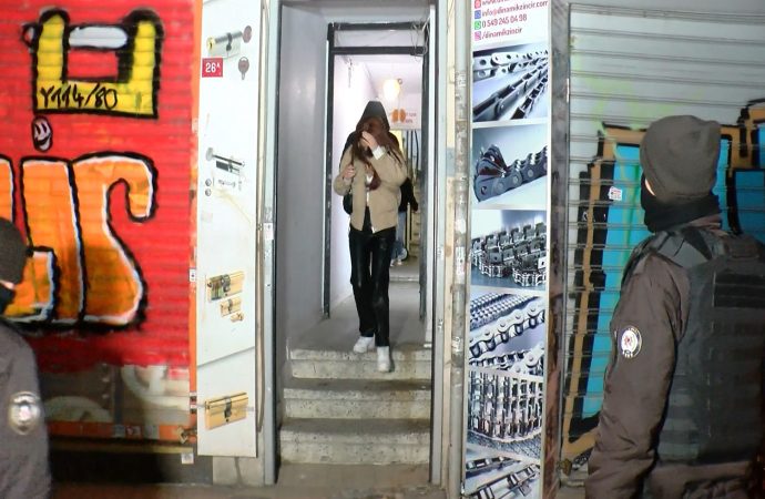 Beyoğlu’nda eğlence mekanına koronavirüs baskını: Arbede yaşandı