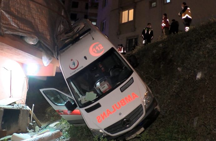 Ümraniye’de hasta taşıyan ambulans iş yerinin bahçesine uçtu: 1 yaralı