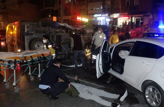 Otomobille çarpışan ambulans devrildi: 1 yaralı 