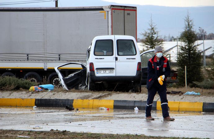 Isparta’da minibüsle hafif ticari araç çarpıştı: 3 ölü, 8 yaralı