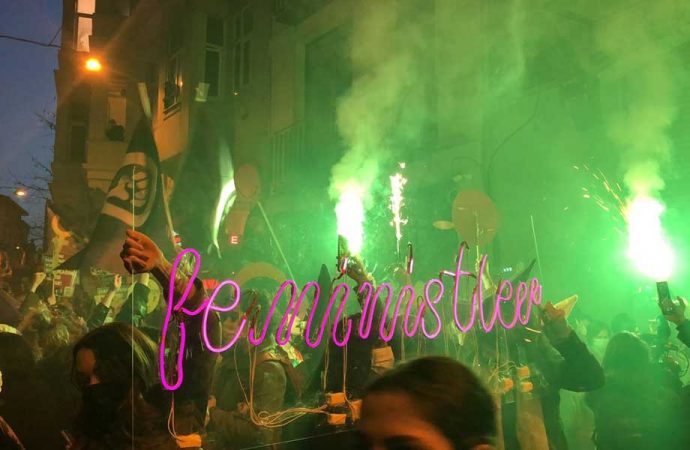 Kadınlar dünyayı yerinden oynatıyor: 8 Mart Feminist Gece Yürüyüşü Karaköy’de!