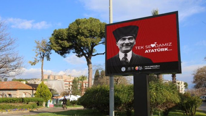 Efes Selçuk Belediyesi ilçeye “Tek Sevdamız Atatürk” afişleri astı