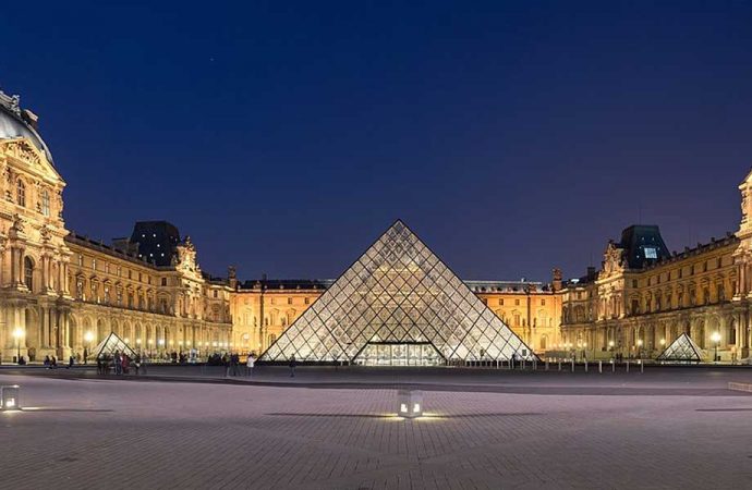 Louvre Müzesi çevrim içi gezilebilecek