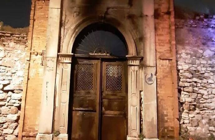 Kasturya Sinagogu’nun kapısı ateşe verildi