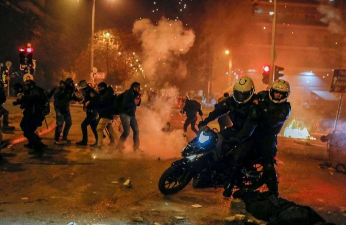 Atina’da polisler protesto edildi: 1 yaralı, 5 gözaltı