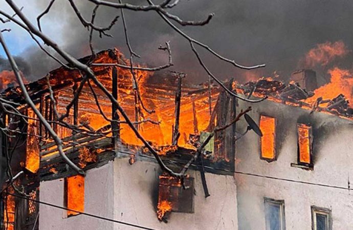 Ankara’da, 3 katlı ahşap evde yangın