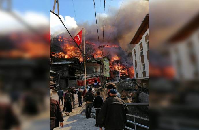 Artvin’de büyük yangın: 60’a yakın ev kül oldu
