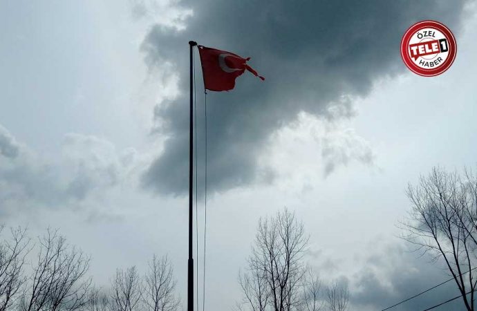Kur’an kursunun önündeki Türk bayrağı görenlerin içini sızlattı