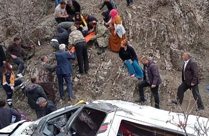 Öğrenci ve işçileri taşıyan minibüs, uçurumdan yuvarlandı: 2 kardeş öldü, 27 yaralı