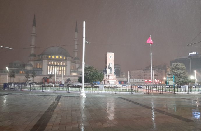 İstanbul’da gece aralıklarla kar yağışı etkili oldu