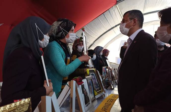 CHP heyeti, HDP önünde bekleyen aileleri ziyaret etti