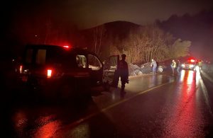 Otomobille çarpışan hafif ticari araç, uçuruma devrilirken ağaçlara takıldı: 2 yaralı