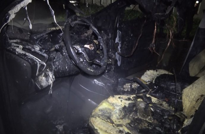 Sultangazi’de otomobil alev alev yandı: Trafik durdu