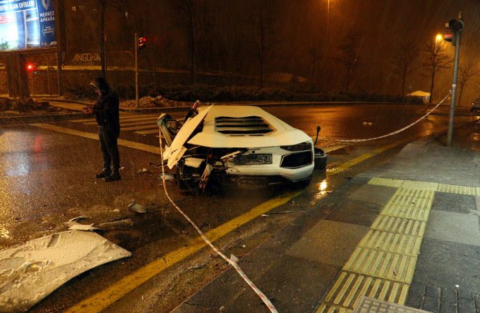 Lüks otomobil, kar küreme aracı ile kurye motosikletine çarptı: 2 yaralı