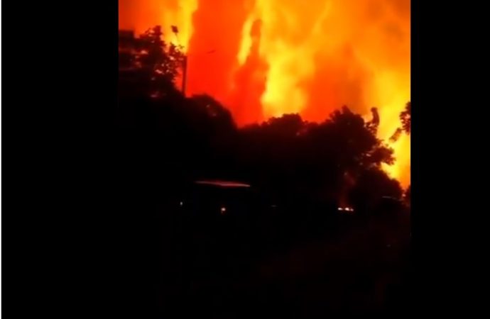 Endonezya’da petrol rafinesinde şiddetli patlama
