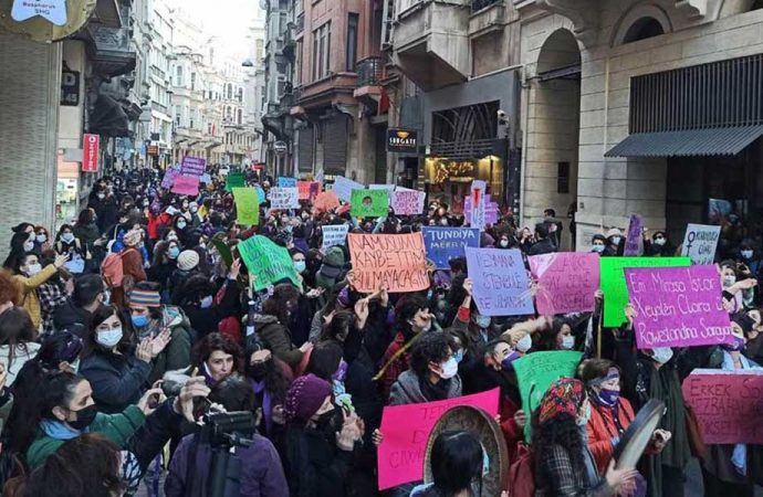 8 Mart Feminist Gece Yürüyüşü’ne katılan kadınlar ev baskınıyla gözaltına alınıyor!