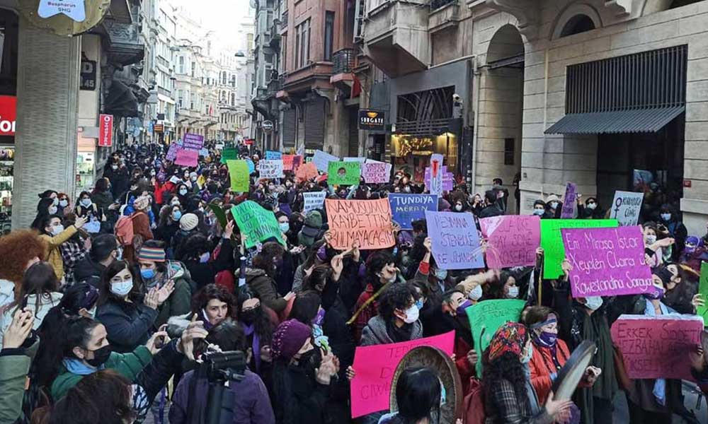8 Mart Feminist Gece Yürüyüşü’ne katılan kadınlar ev baskınıyla gözaltına alınıyor!