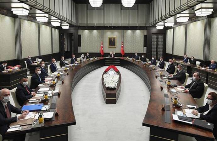 “Kabinede ve AKP yönetiminde değişiklikler bekleniyor”