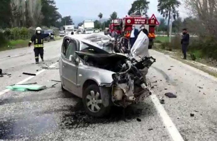 Fethiye’de otomobil, TIR’ın altına girdi: 5 kişi hayatını kaybetti
