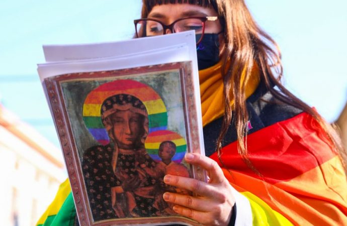 Meryem Ana’yı LGBTİ+ sembolüyle tasvir eden aktivistler beraat etti