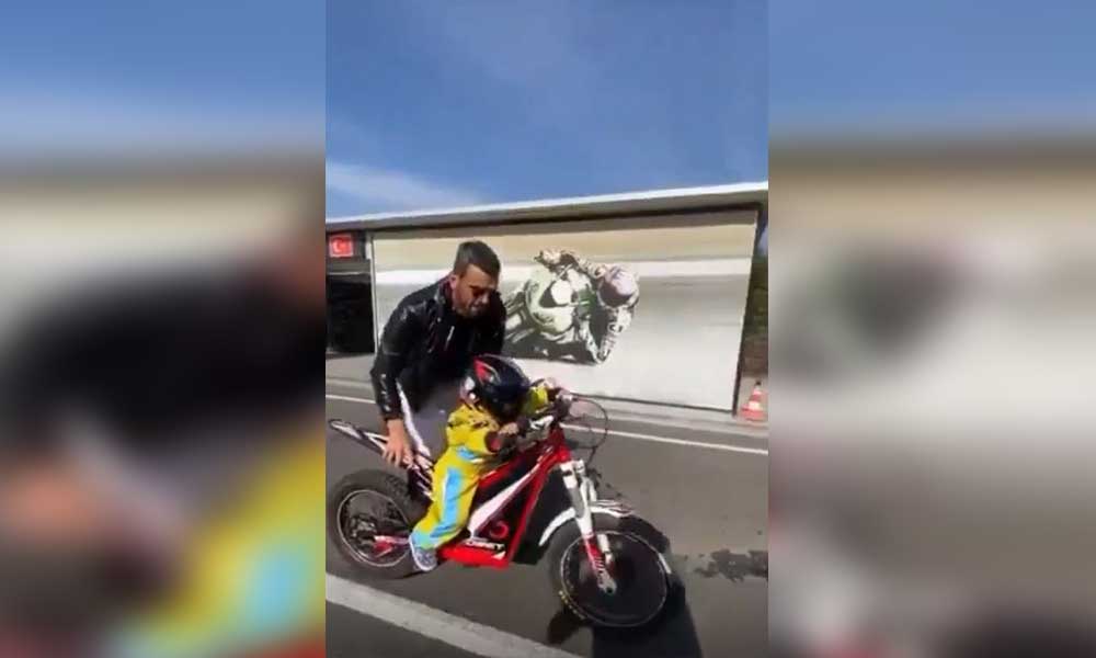 AKP’li Kenan Sofuoğlu 2 yaşındaki oğluna motosiklet kullandırdı