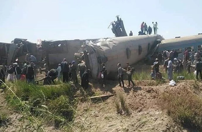 Mısır’da iki tren kafa kafaya çarpıştı: 37 ölü