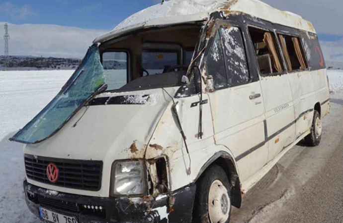 Aksaray’da servis aracı kaza yaptı: 18 yaralı