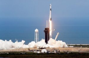 SpaceX roketi havada parçalandı