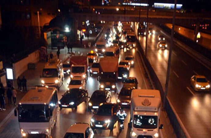 İstanbul’da kısıtlama saatinde bile trafik kitlendi