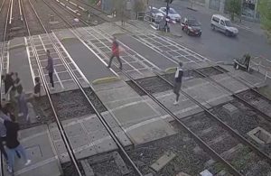 Tren raylarında sokak kavgası