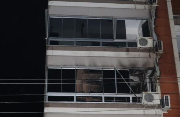 İzmir’de apartman yangını: CHP’li Belediye Başkanı hastaneye kaldırıldı