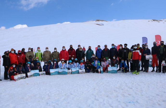 Hakkari’de kayak yarışması