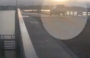 Asma köprüde tehlikeli yolculuk