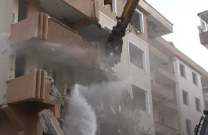 Büyükçekmece’de depremde hasar alan 3 bina yıkıldı