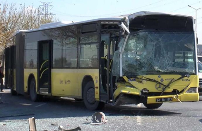 İETT otobüsü park halindeki midibüse çarptı: 1 yaralı