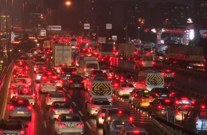 İstanbul’da kısıtlama öncesi trafik durdu