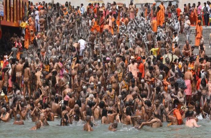 Hindistan’da milyonlarca insan nehirde yıkandı