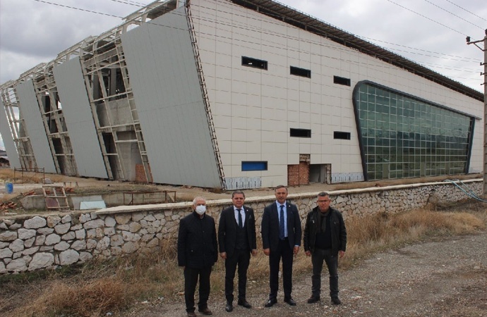 AKP’li belediyenin 25 milyonluk spor salonu harabeye döndü
