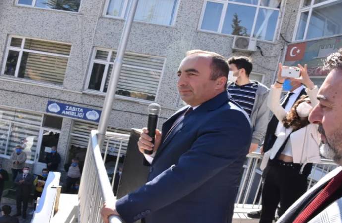 Yolsuzlukla suçlanan MHP’li başkan balkondan seslendi: İstifa isteyenler avcunu yalasın
