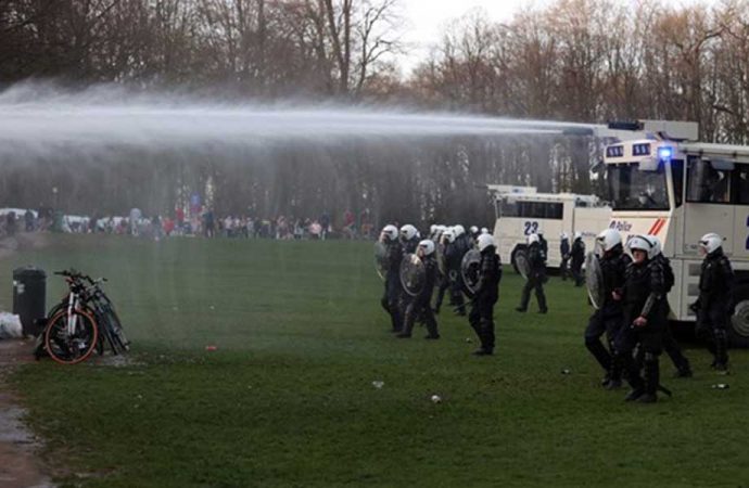 Brüksel’de 1 Nisan şakası ‘gerçek’ oldu: Polis tazyikli su ve gazla müdahale etti