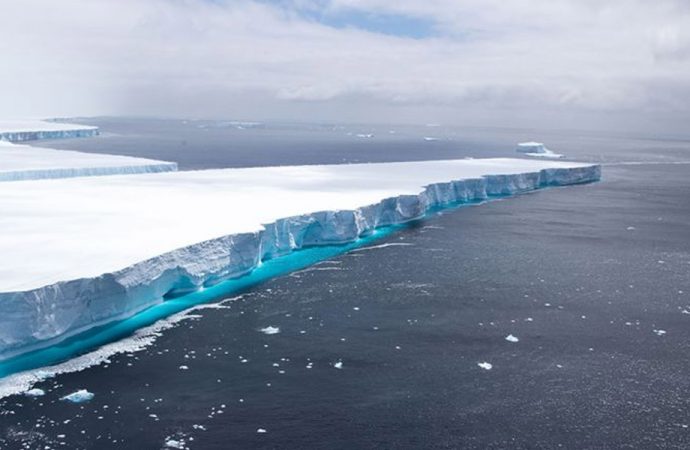 Dünyanın en büyük buz dağı parçalara bölündü