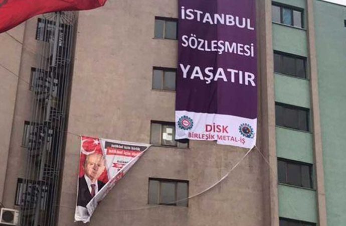 MHP’nin binasına ‘İstanbul Sözleşmesi yaşatır’ afişi asıldı