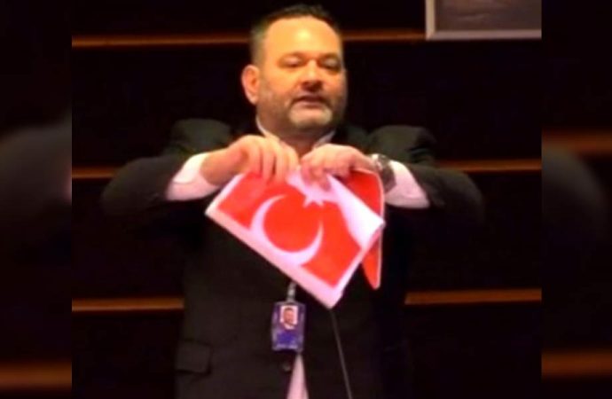 Avrupa Parlamentosu’nda Türk Bayrağı yırtan Yannis Lagos gözaltına alındı