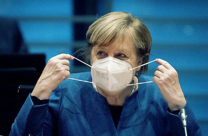Angela Merkel AstraZeneca aşısı oldu